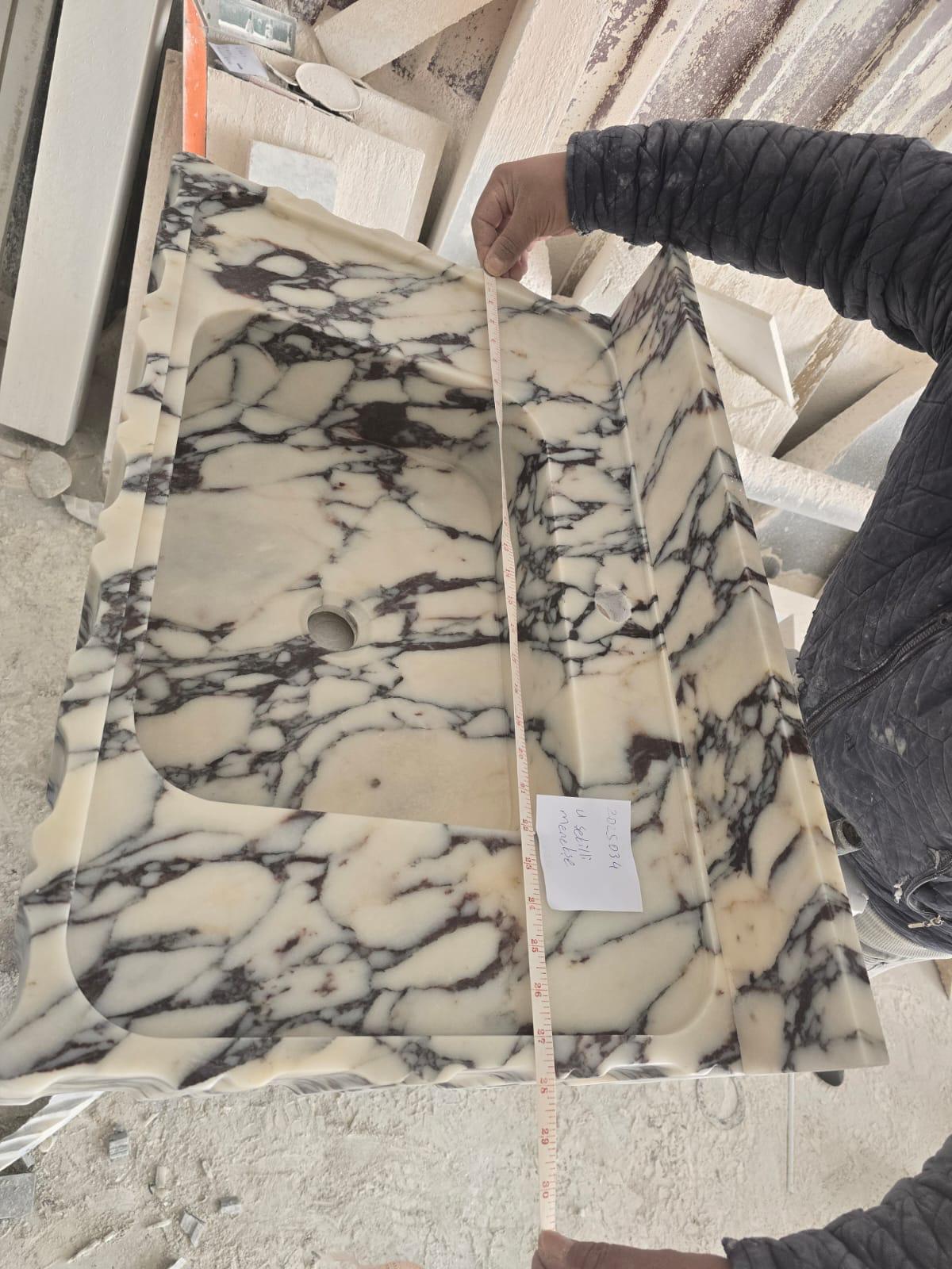 Lavabo de salle de bains en marbre Calacatta Viola, à poser, en forme de U, cannelé (L) 46 cm, (l) 72 cm, (H) 16 cm, avec un trou pour la robinetterie et une crédence de 11 cm