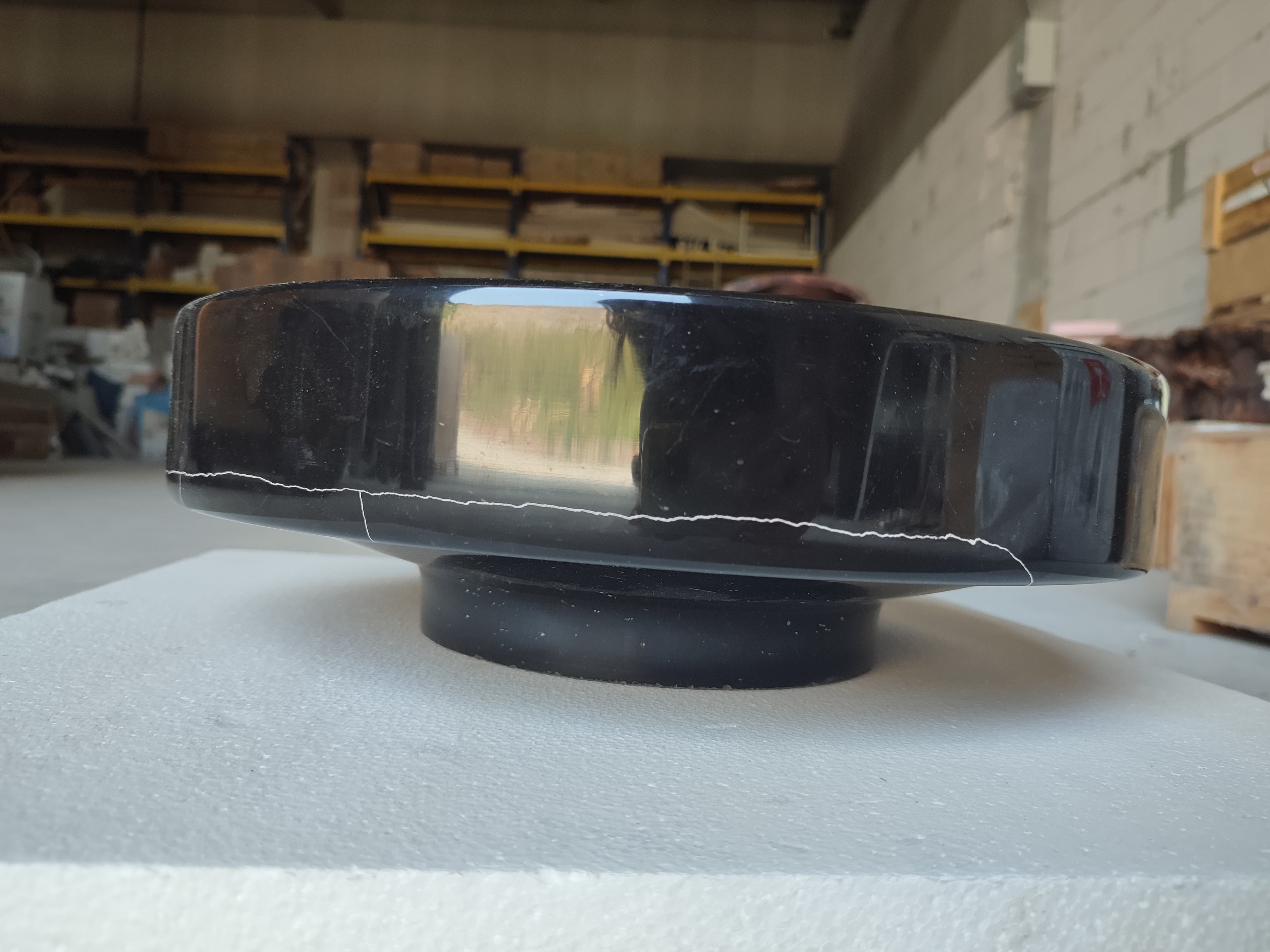 حوض مغسلة من الحجر الطبيعي من الرخام الأسود "توروس" يُركب فوق سطح العمل، مصقول، قطر (41 سم)، ارتفاع (13 سم)