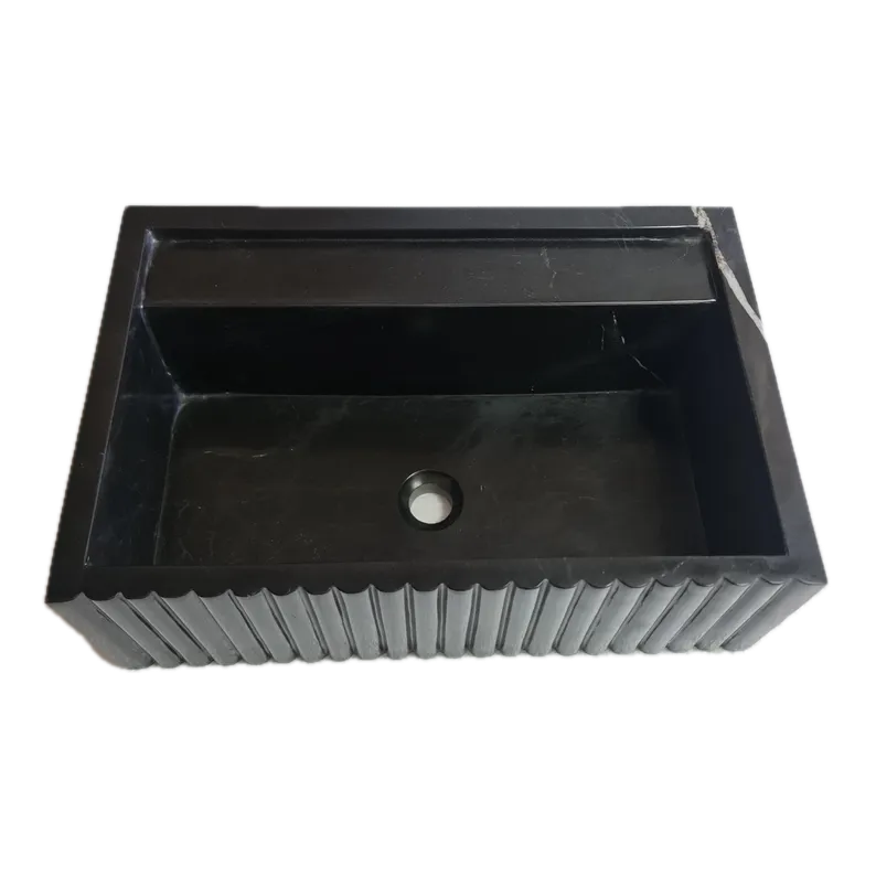 حوض حمام من الرخام الأسود من طراز «توروس» مثبت على الحائط، ذو تصميم مخدد (العرض) 41 سم (الطول) 61 سم (الارتفاع) 18 سم