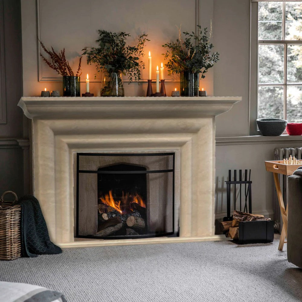 Marcos de chimenea modernos de travertino claro «Troia», tallados a mano