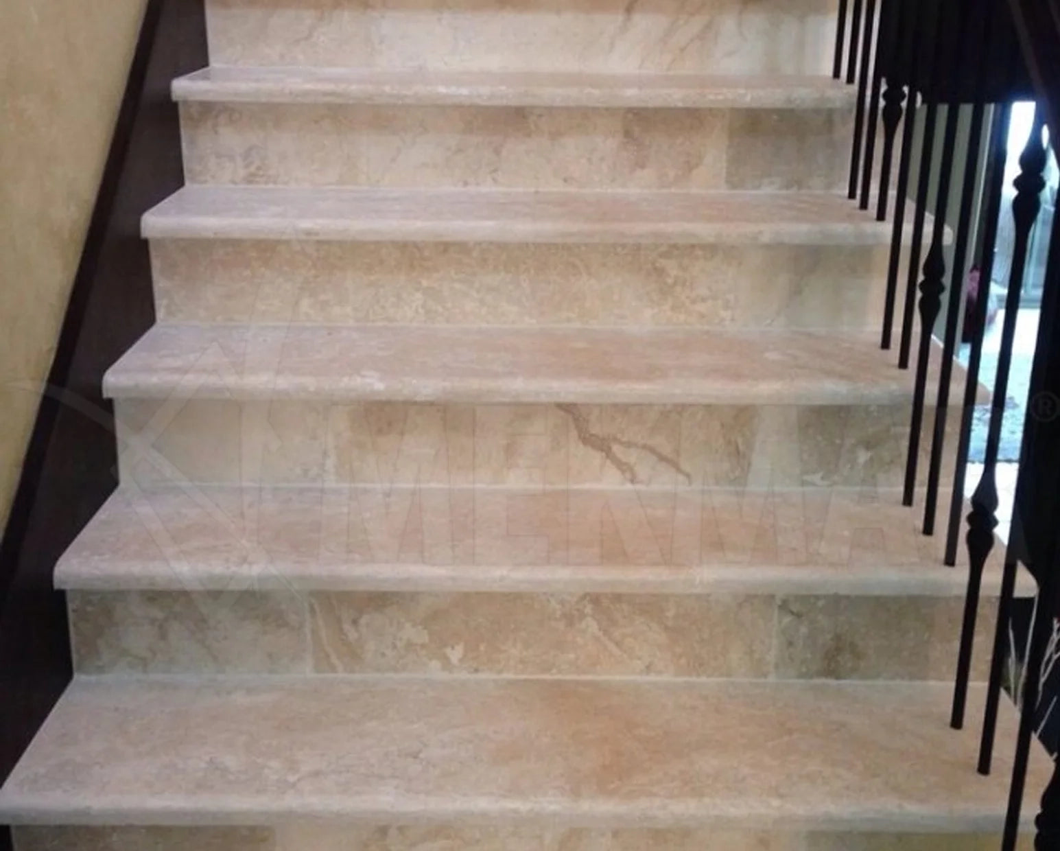 Escaleras clásicas de travertino - 2