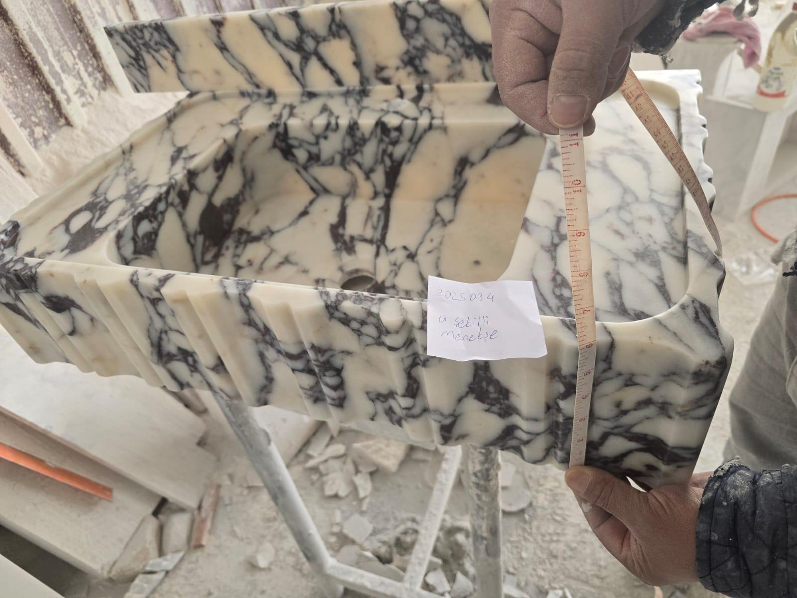 Lavabo de salle de bains en marbre Calacatta Viola, à poser, en forme de U, cannelé (L) 46 cm, (l) 72 cm, (H) 16 cm, avec un trou pour la robinetterie et une crédence de 11 cm