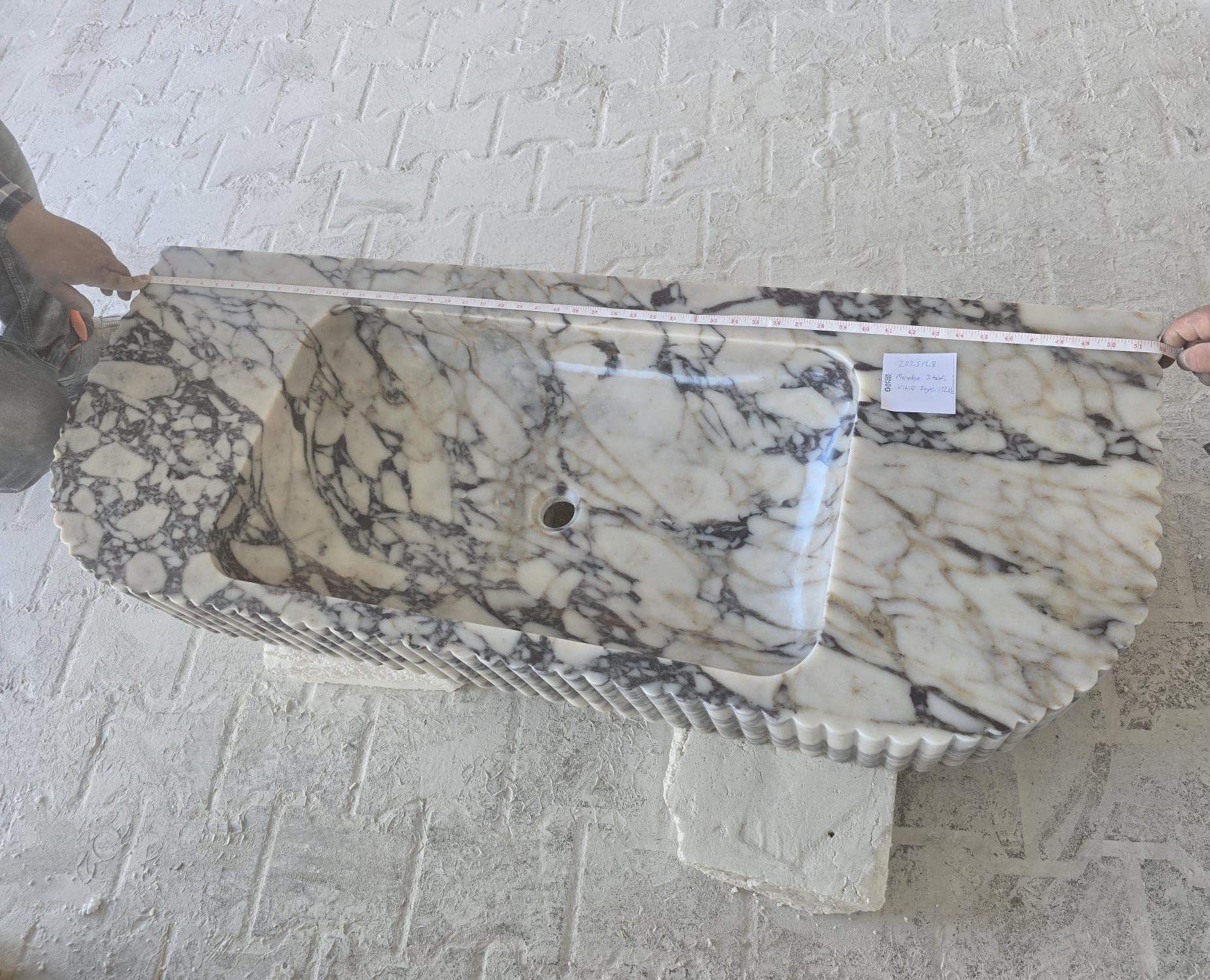 Mueble de baño de mármol Calacatta Viola para montaje en pared, tallado en un bloque macizo (ancho) 51 cm (largo) 133 cm