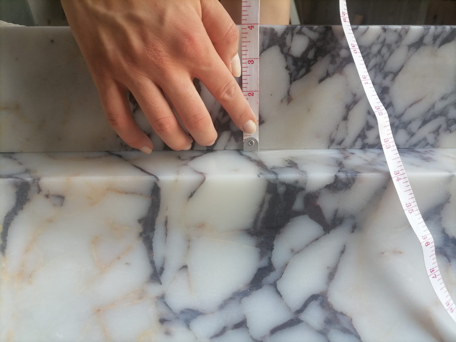 Mueble de baño de mármol Calacatta Viola para montaje en pared, tallado en un bloque macizo (ancho) 51 cm (largo) 133 cm