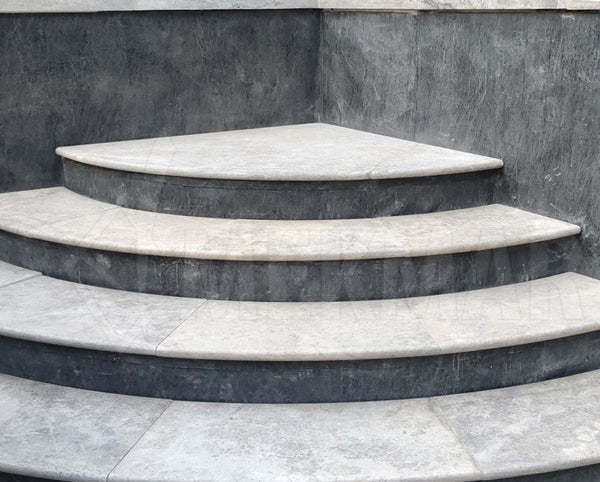 Escaleras de travertino plateado