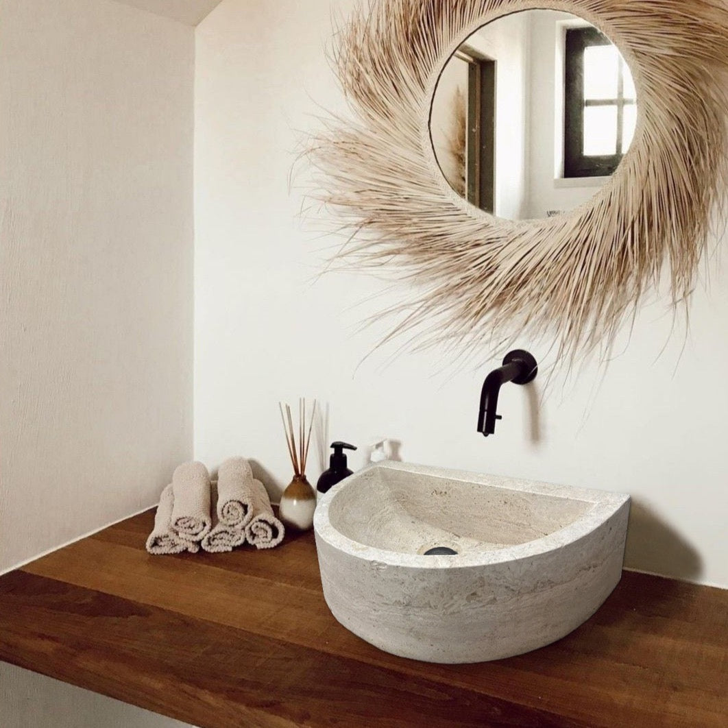 Lavabo de salle de bains semi-circulaire à fixation murale Troia en travertin clair (L) 26 cm (l) 41 cm (H) 16 cm