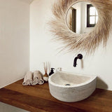 حوض حمام نصف دائري من الترافرتين "ترويا لايت" للتثبيت على الحائط (العرض) 26 سم (الطول) 41 سم (الارتفاع) 16 سم