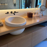 حوض مغسلة ذو حواف مائلة من الحجر الطبيعي الجيري الأبيض الأحفوري