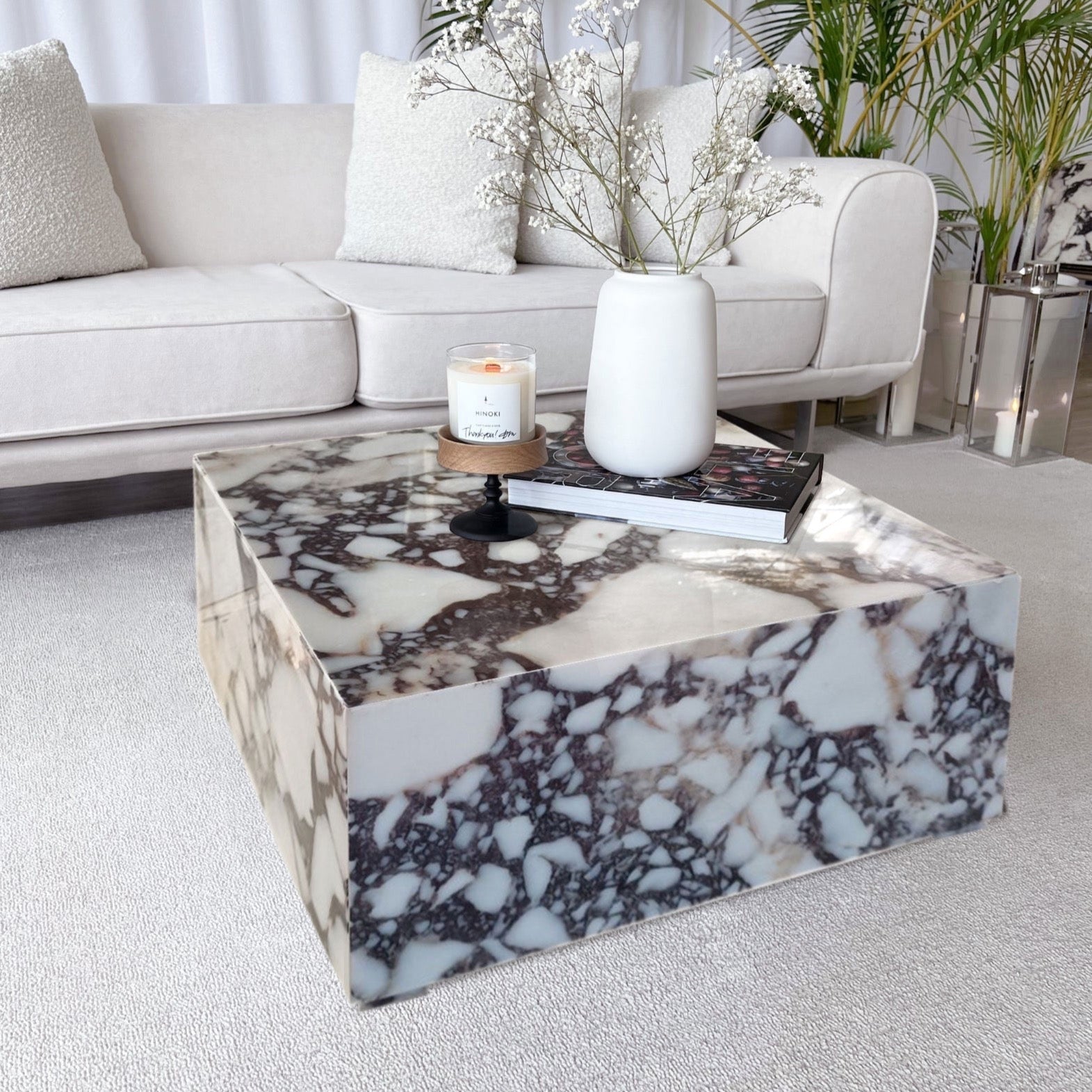 Table basse rectangulaire en marbre Calacatta Viola, de forme prismatique (L) 61 cm, (l) 61 cm, (H) 31 cm