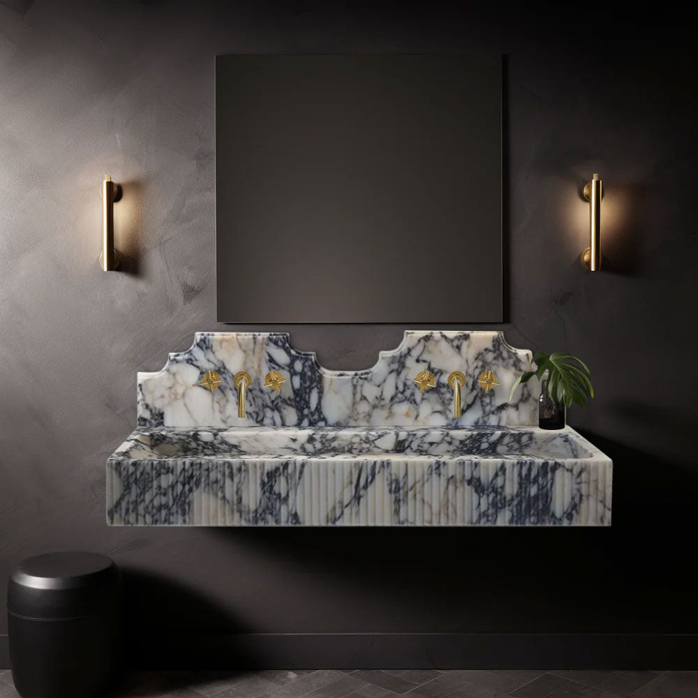 حوض حمام من الرخام «كالاكاتا فيولا» مثبت على الحائط، ذو تصميم مخدد ومزود بغطاء واقٍ (العرض) 51 سم (الطول) 140 سم (الارتفاع) 16 سم