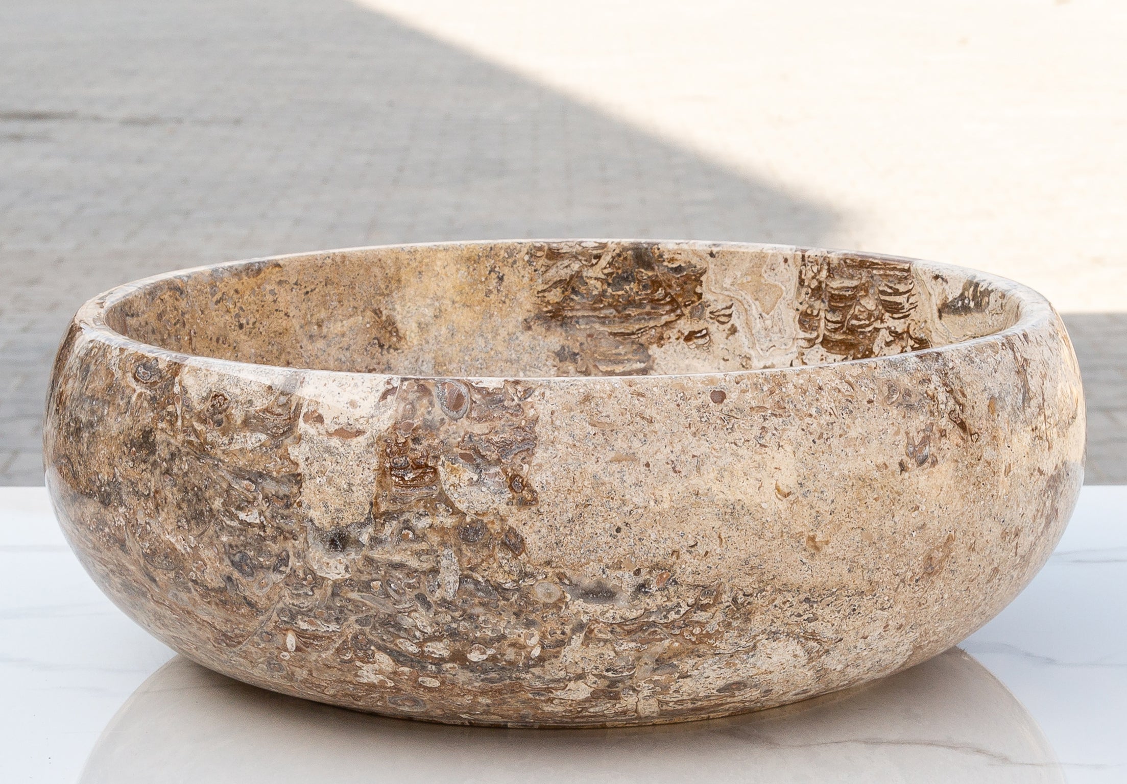 حوض مغسلة من الحجر الطبيعي الترافرتين باللون البيج فالنسيا، مملوء ومصقول (قطر) 41 سم (ارتفاع) 16 سم