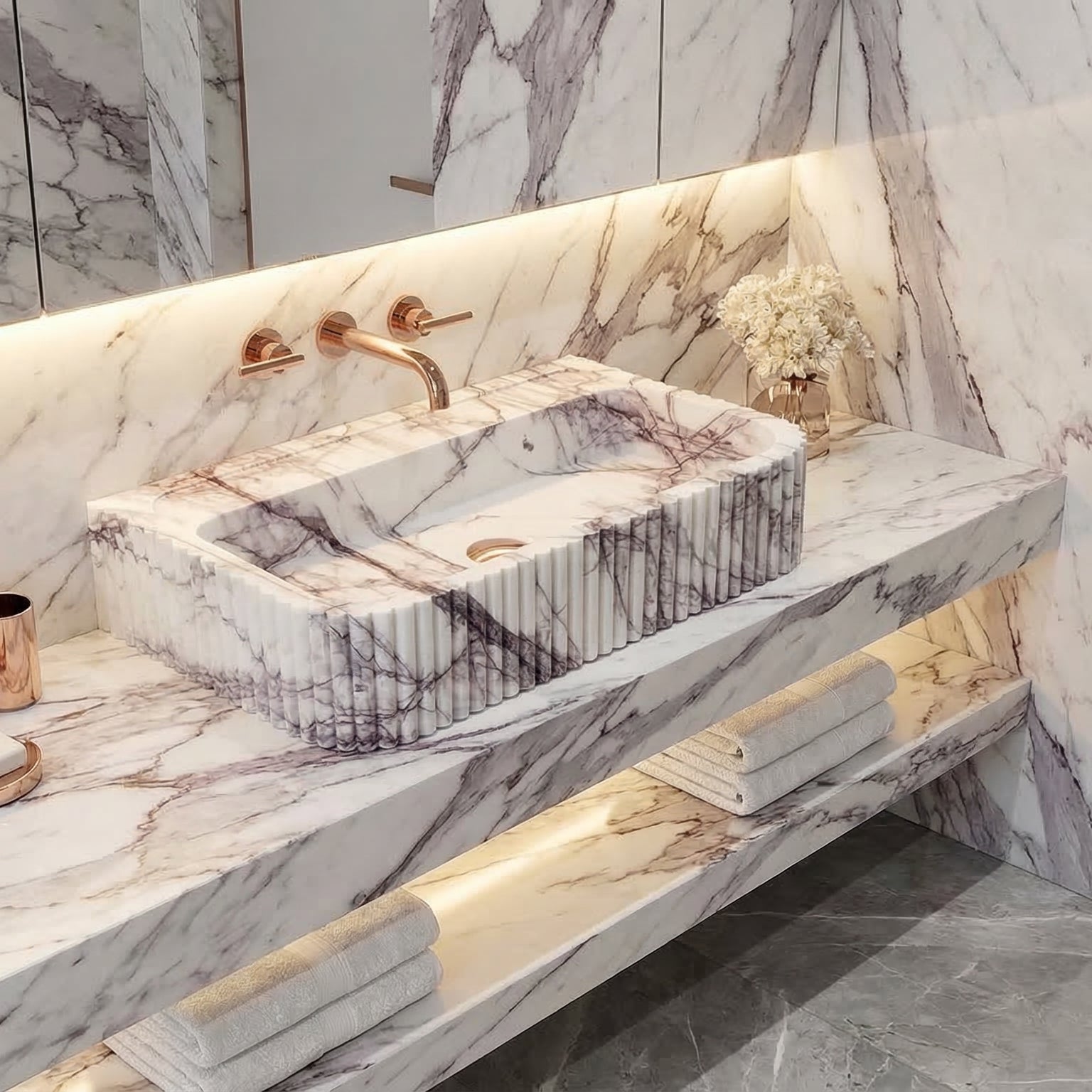 حوض حمام من الرخام من نيويورك، مثبت على الحائط، بنقشة مضلعة (العرض) 36 سم (الطول) 61 سم (الارتفاع) 16 سم