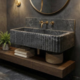 Lavabo de salle de bains Sirius Black en marbre, à fixation murale, à surface nervurée, avec dosseret de 11 cm