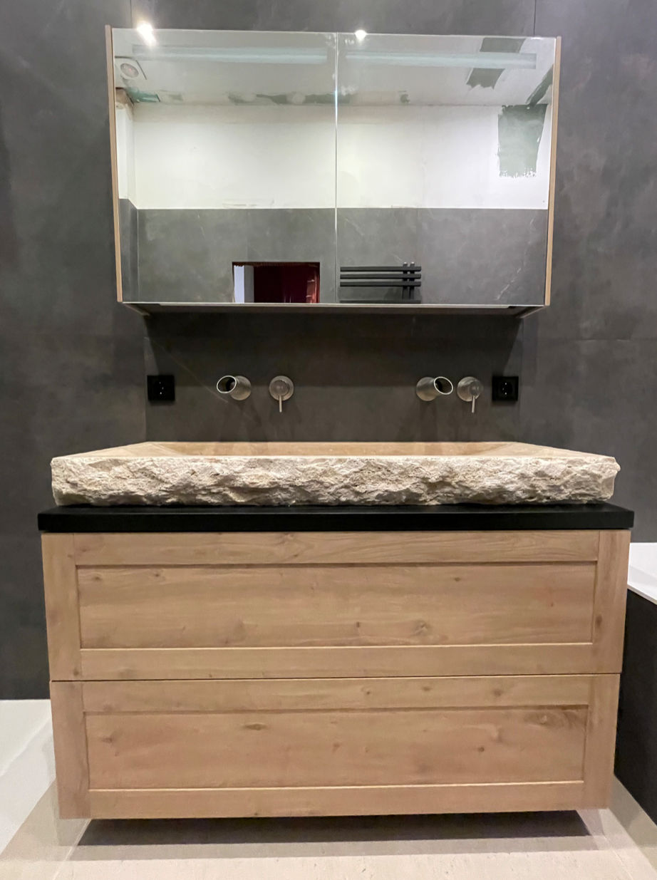 Lavabo rectangulaire sur pied « Troia Light » en travertin, fini adouci et fendu à la main (L) 41 cm (l) 122 cm (H) 11 cm