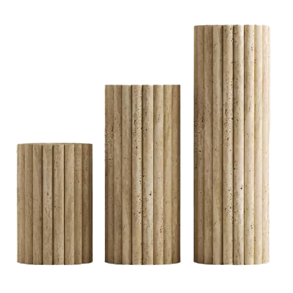 Mesita auxiliar Troia de travertino claro, con zócalo acanalado sin rellenar, acabado mate