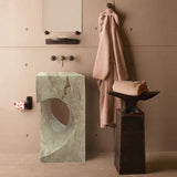 حوض على شكل موقد قائم بذاته من الترافرتين بلون الجوز (العرض) 46 سم (الطول) 46 سم (الارتفاع) 84 سم